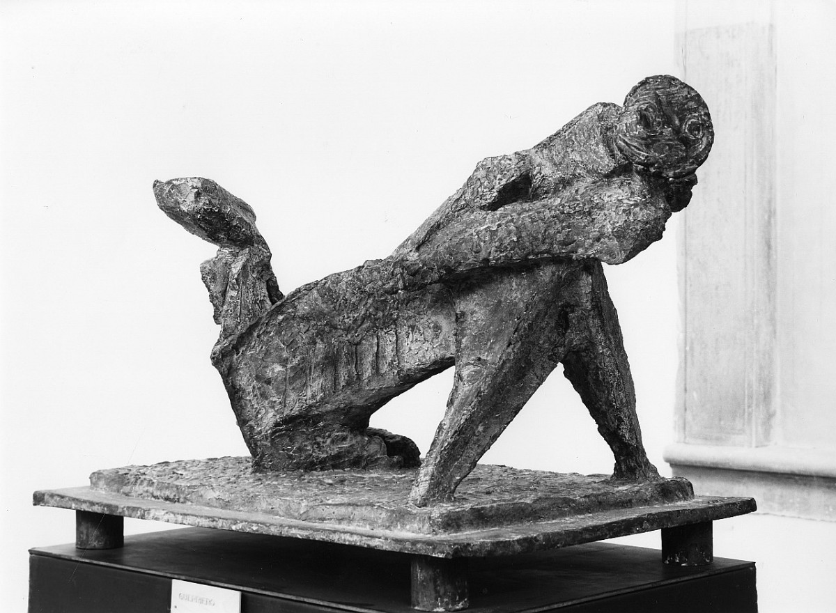 Guerriero, cavaliere in atto di cadere dall'animale atterrato (scultura) di Marini Marino (sec. XX)