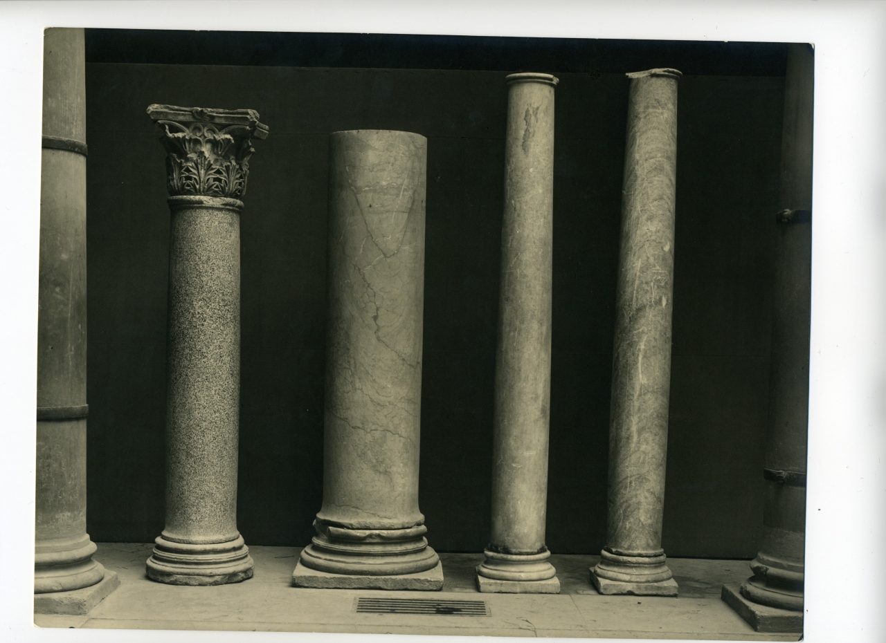 colonne con basi e capitello corinzio romano (positivo) di anonimo - arte romana (prima metà XX)