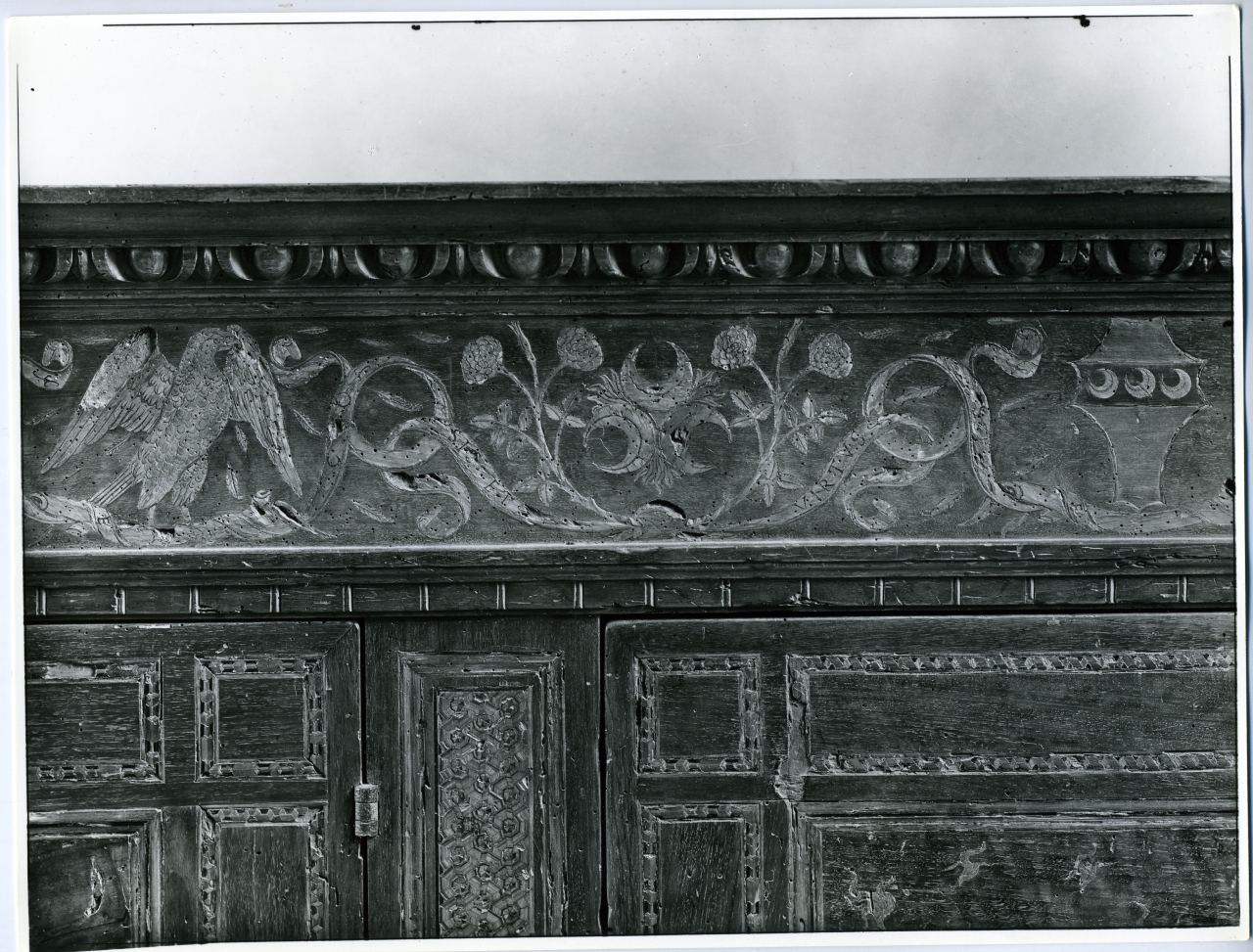 credenza con stemma della famiglia Strozzi/ particolare (positivo) di anonimo (metà XX)