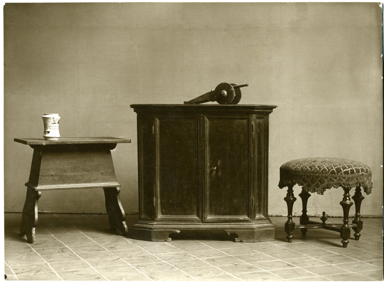 credenza con sgabelli (positivo) di anonimo (prima metà XX)
