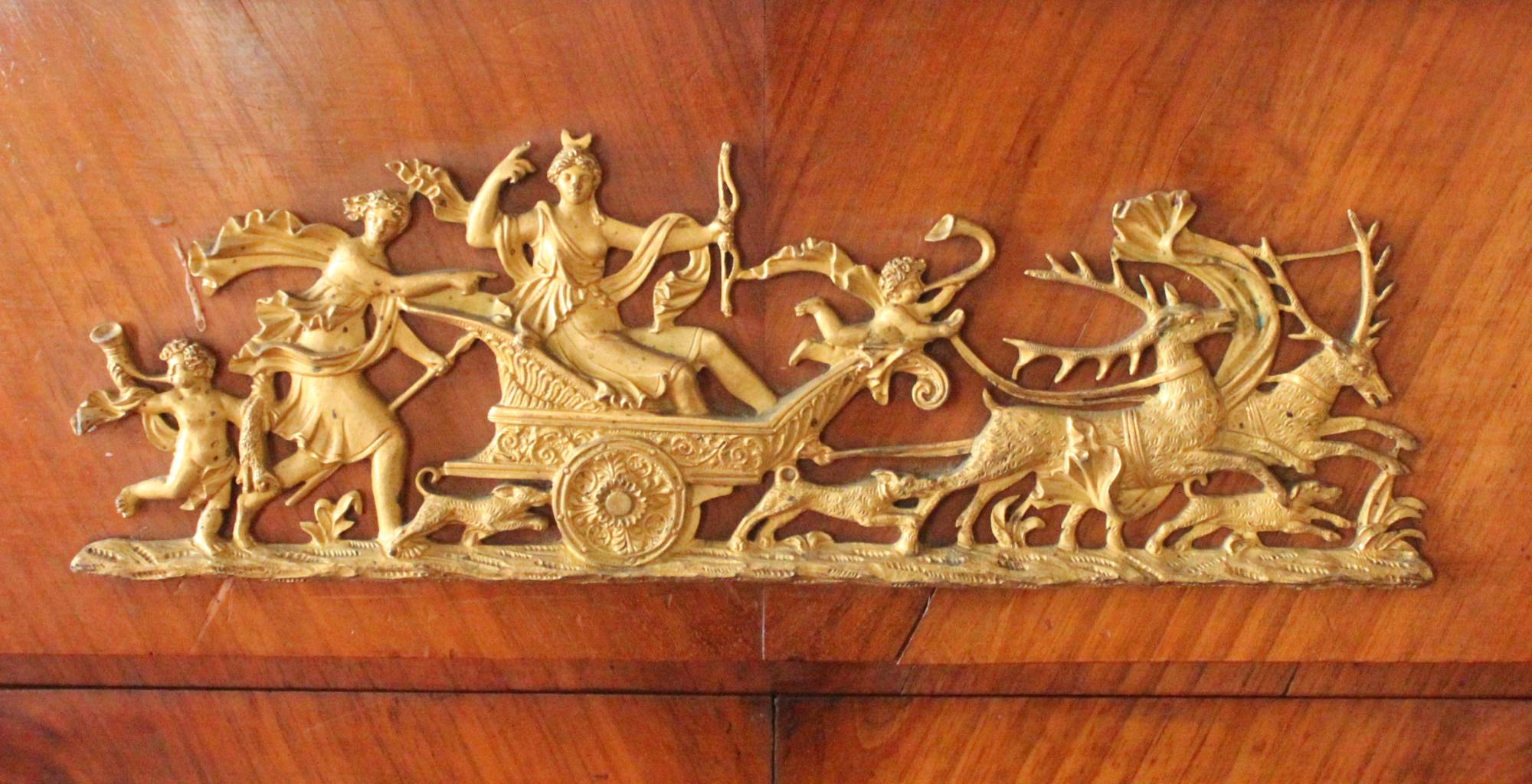 Caccia di Diana sul carro, mazzetto di garofani (cassettone) - manifattura piemontese (XIX)