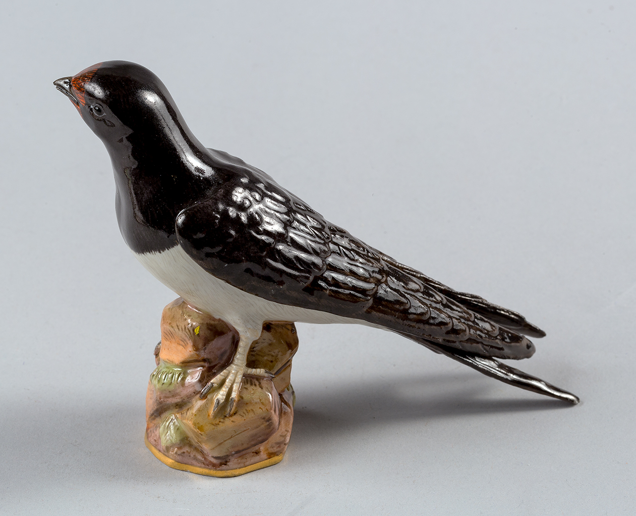 Uccellino dal piumaggio nero su roccia (statuetta) - manifattura di Meissen (secc. XIX-XX)