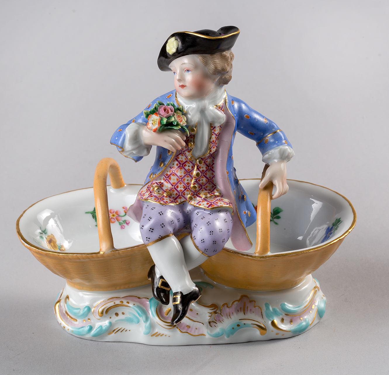 Gentiluomo seduto che tiene un mazzolino di fiori (saliera, pendant) - manifattura di Meissen (fine sec. XIX)