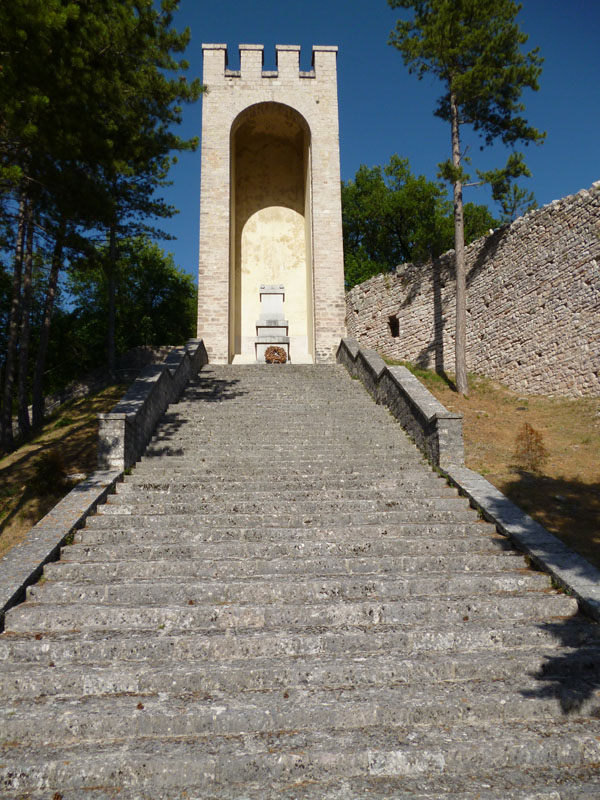 Monumento ai Caduti (torre, isolata) - Visso (MC) 