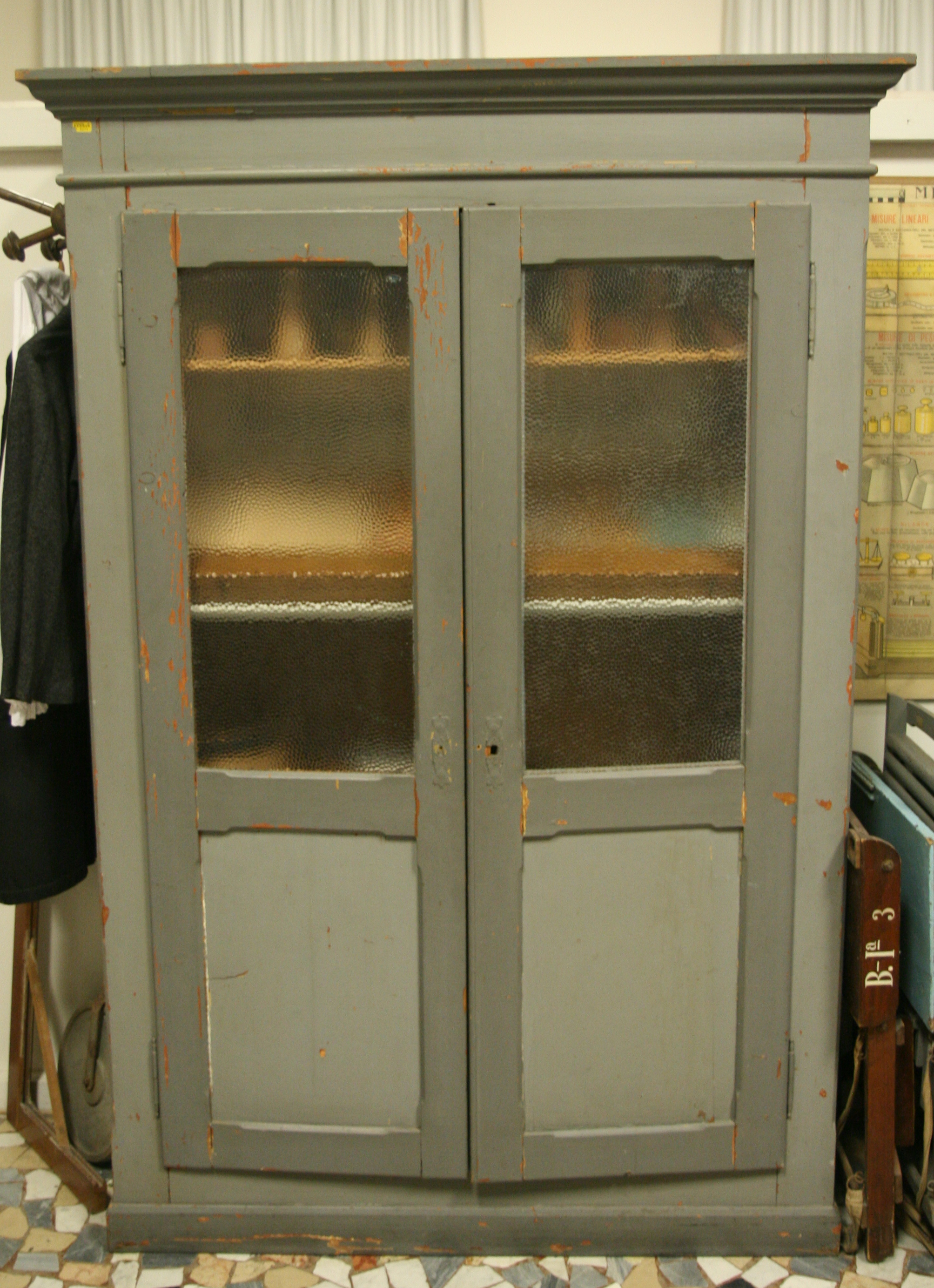 armadio a vetri, scolastico, arredi e suppellettili (prima metà del '900)