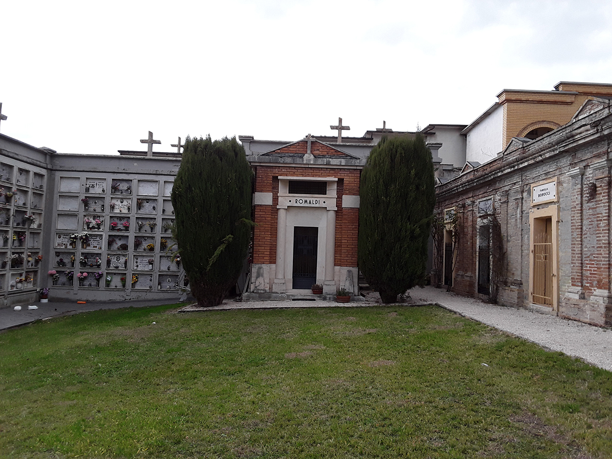 Cimitero di Apiro (cimitero, pubblico) - Apiro (MC)  <br>Condizioni d'uso: <a class='link-esterno' href='https://docs.italia.it/italia/icdp/icdp-pnd-circolazione-riuso-docs/it/v1.0-giugno-2022/testo-etichetta-BCS.html' target='_bcs'>Beni Culturali Standard (BCS)</a>