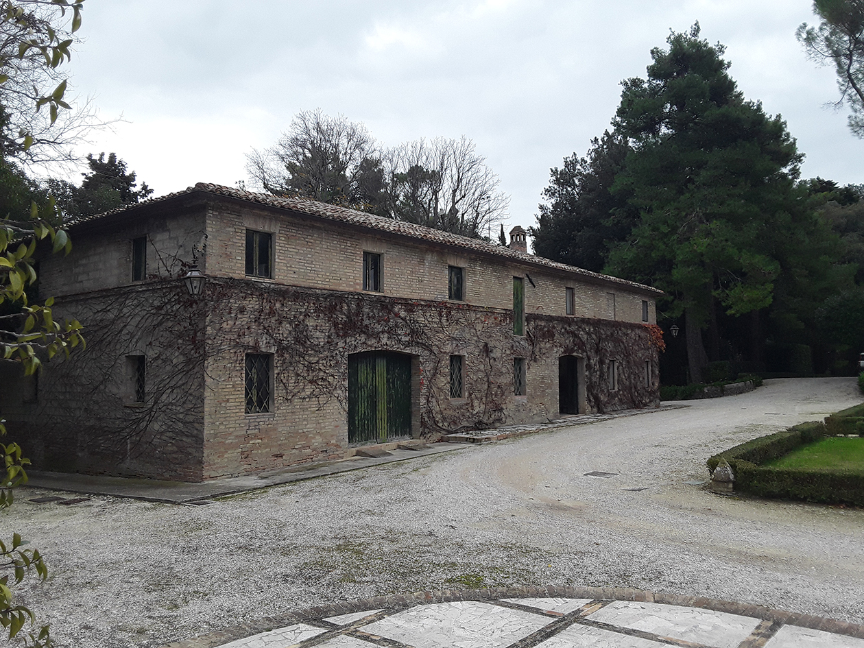 Museo/abitazione Villa Due Pini (casa, privata) - Montecassiano (MC)  <br>Condizioni d'uso: <a class='link-esterno' href='https://docs.italia.it/italia/icdp/icdp-pnd-circolazione-riuso-docs/it/v1.0-giugno-2022/testo-etichetta-BCS.html' target='_bcs'>Beni Culturali Standard (BCS)</a>