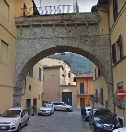 Arco di ingresso a piazza Duomo (Arco) - Pescia (PT) 