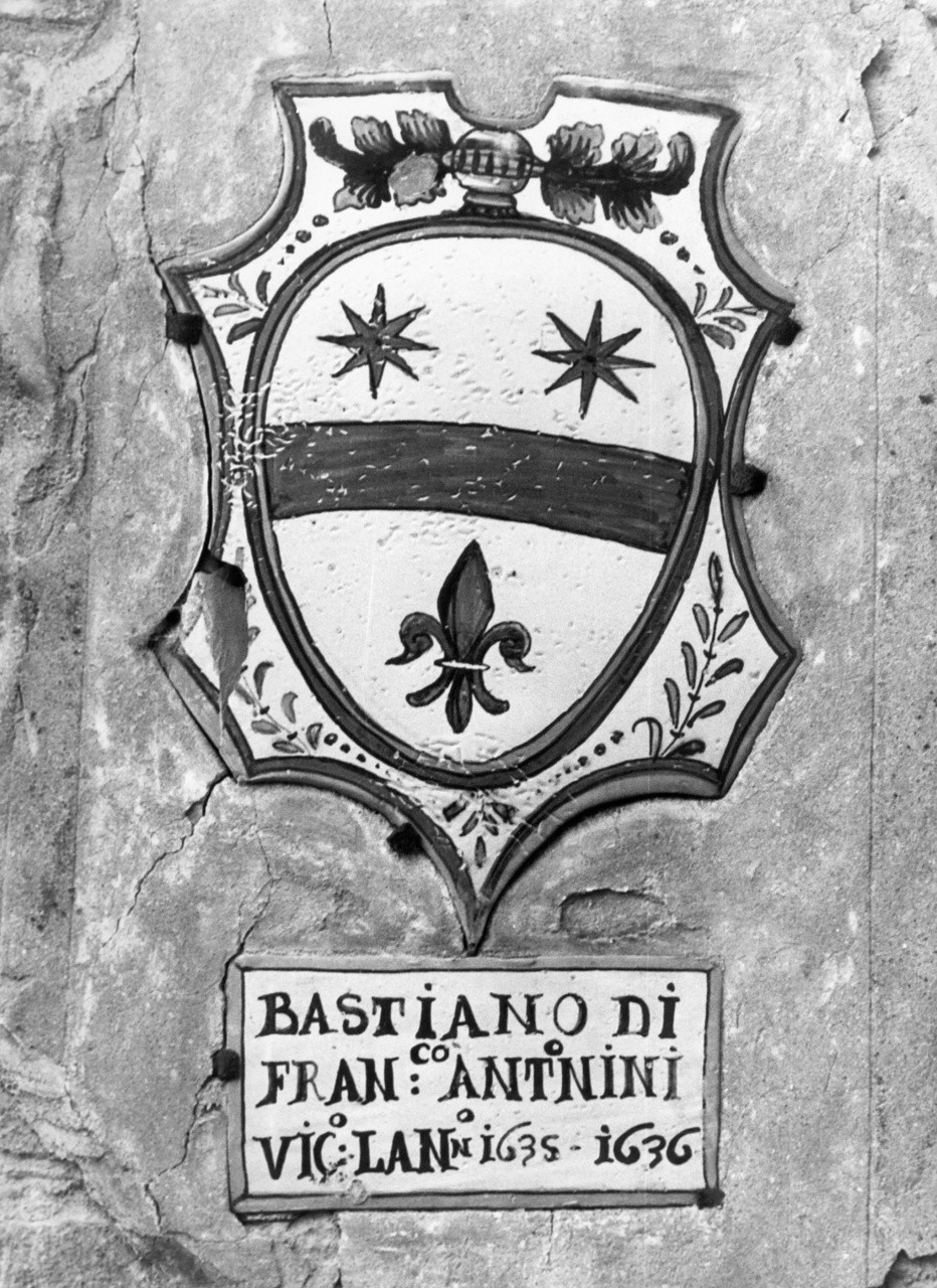 stemma della famiglia Antonini, stemma (lastra) - manifattura toscana (sec. XVII)