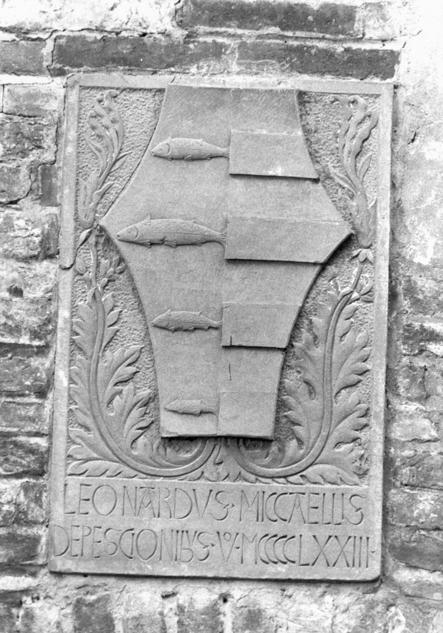 Stemma gentilizio della famiglia Pescioni, stemma (rilievo) - manifattura toscana (sec. XV)