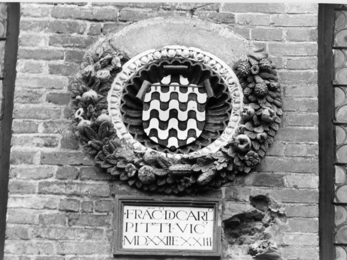 Stemma gentilizio della famiglia Pitti, stemma (rilievo) - manifattura fiorentina (sec. XVI)