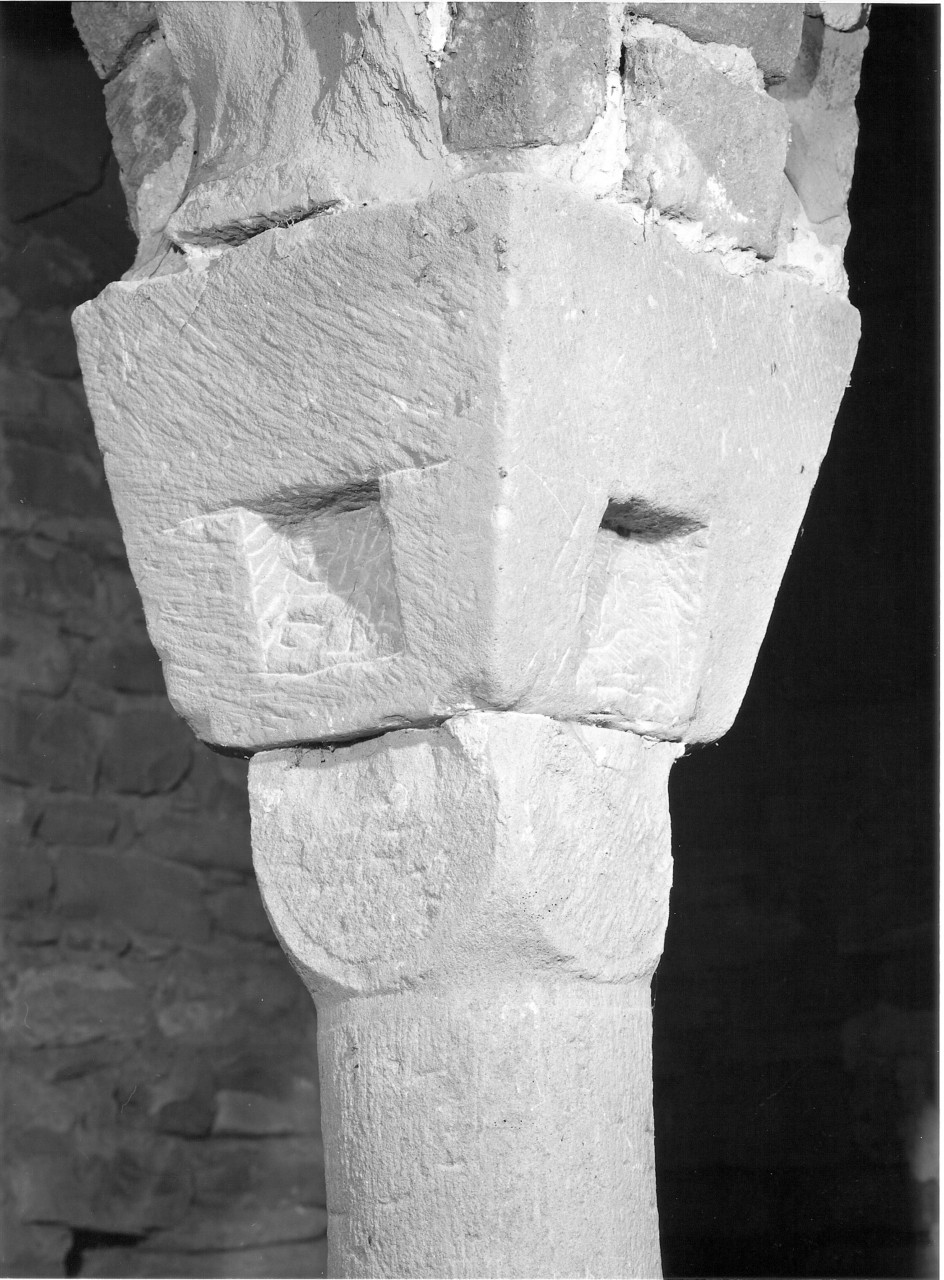 motivo decorativo fitomorfo (capitello di colonna, serie) - bottega toscana (fine/ inizio secc. XI/ XII)
