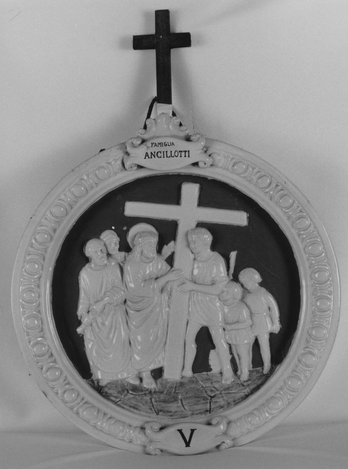 stazione V: Gesù aiutato da Simone il Cireneo a portare la croce (rilievo) - bottega toscana (metà sec. XX)