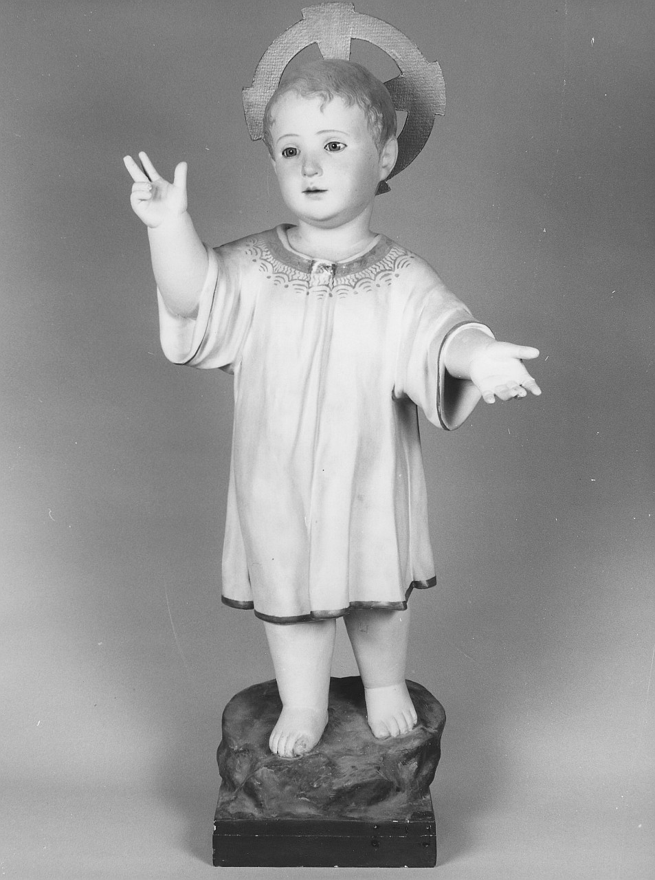 Gesù Bambino (statuetta devozionale) di Guacci Luigi (bottega) (sec. XX)