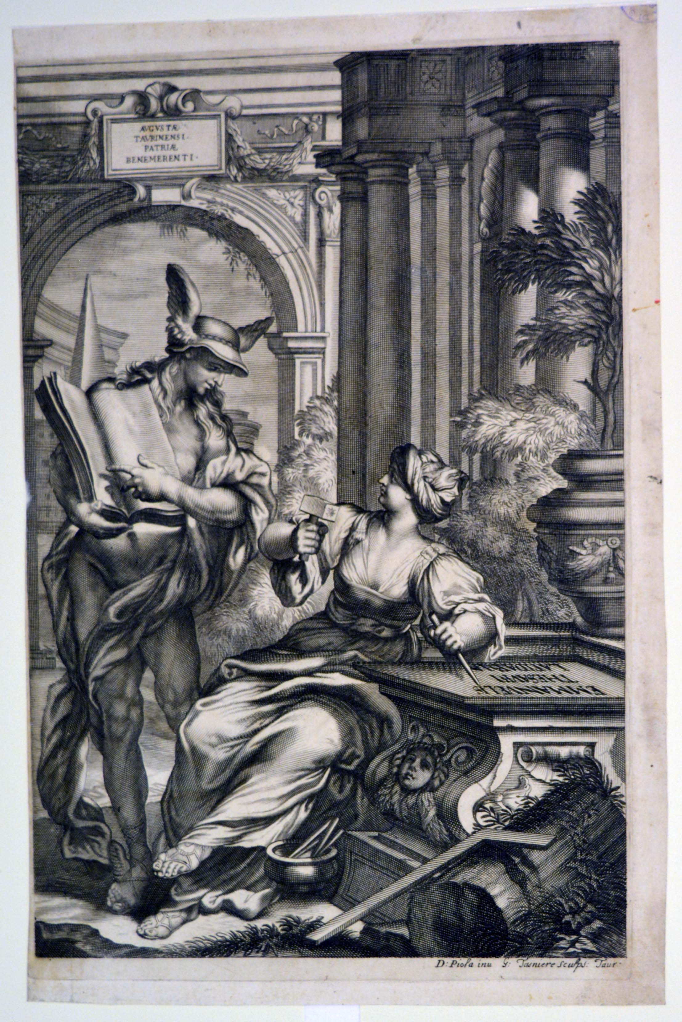 Antiporta delle 'Inscriptiones' del Tesauro, Torino 1670, la Storia (o la Fama) scolpisce in una lapide il nome di Emanuele Tesauro e il titolo dell'opera "Inscriptiones", ispirata da Mercurio che reca in mano il volume [Antiporta delle 'Inscriptiones' di Emanuele Tesauro, Torino 1670] (stampa) di Piola Domenico, Tasnière Georges (terzo quarto sec. XVII)