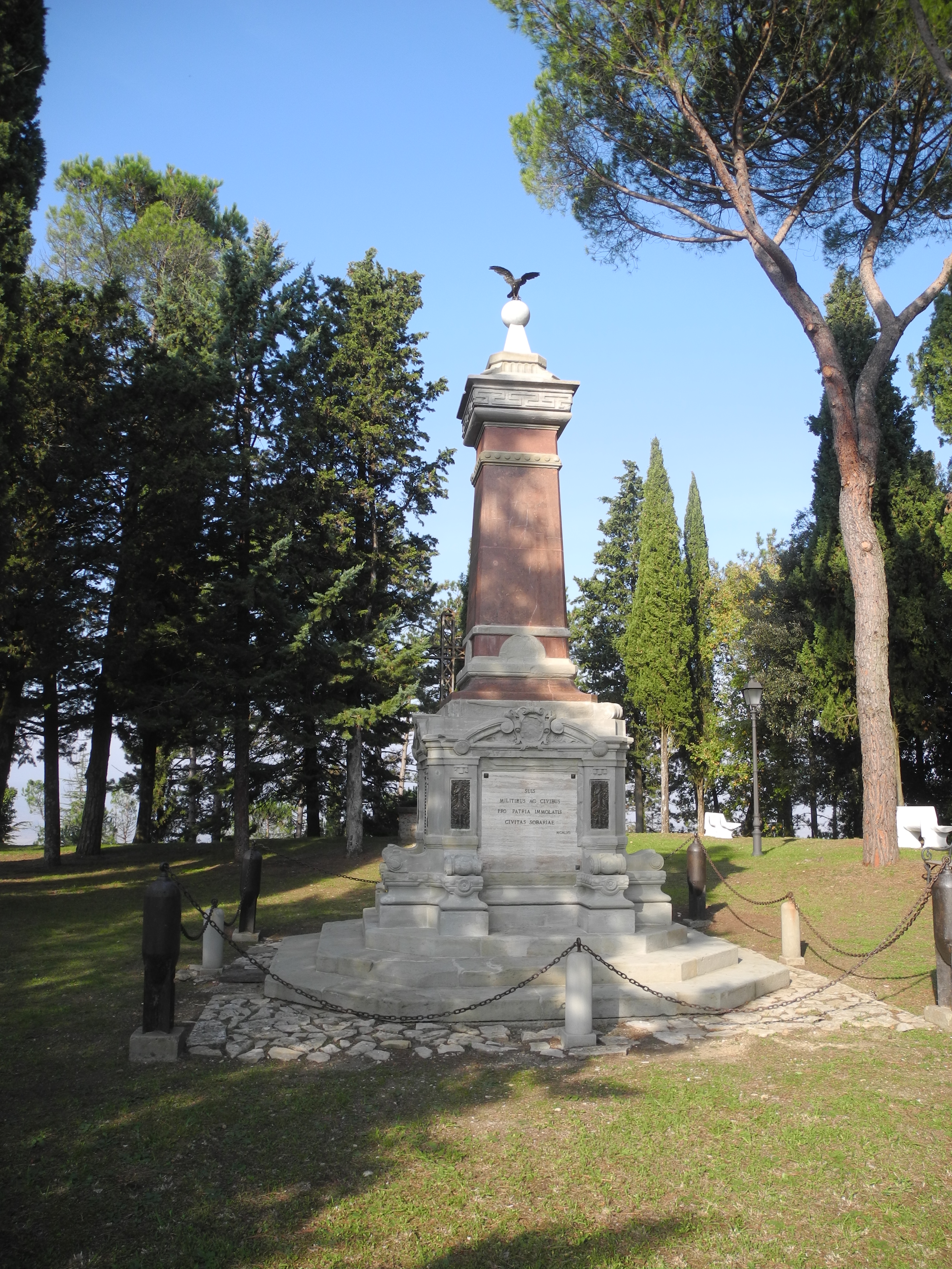 allegoria della Vittoria come aquila (monumento ai caduti - ad obelisco, opera isolata) di Magrini Remo (primo quarto sec. XX)