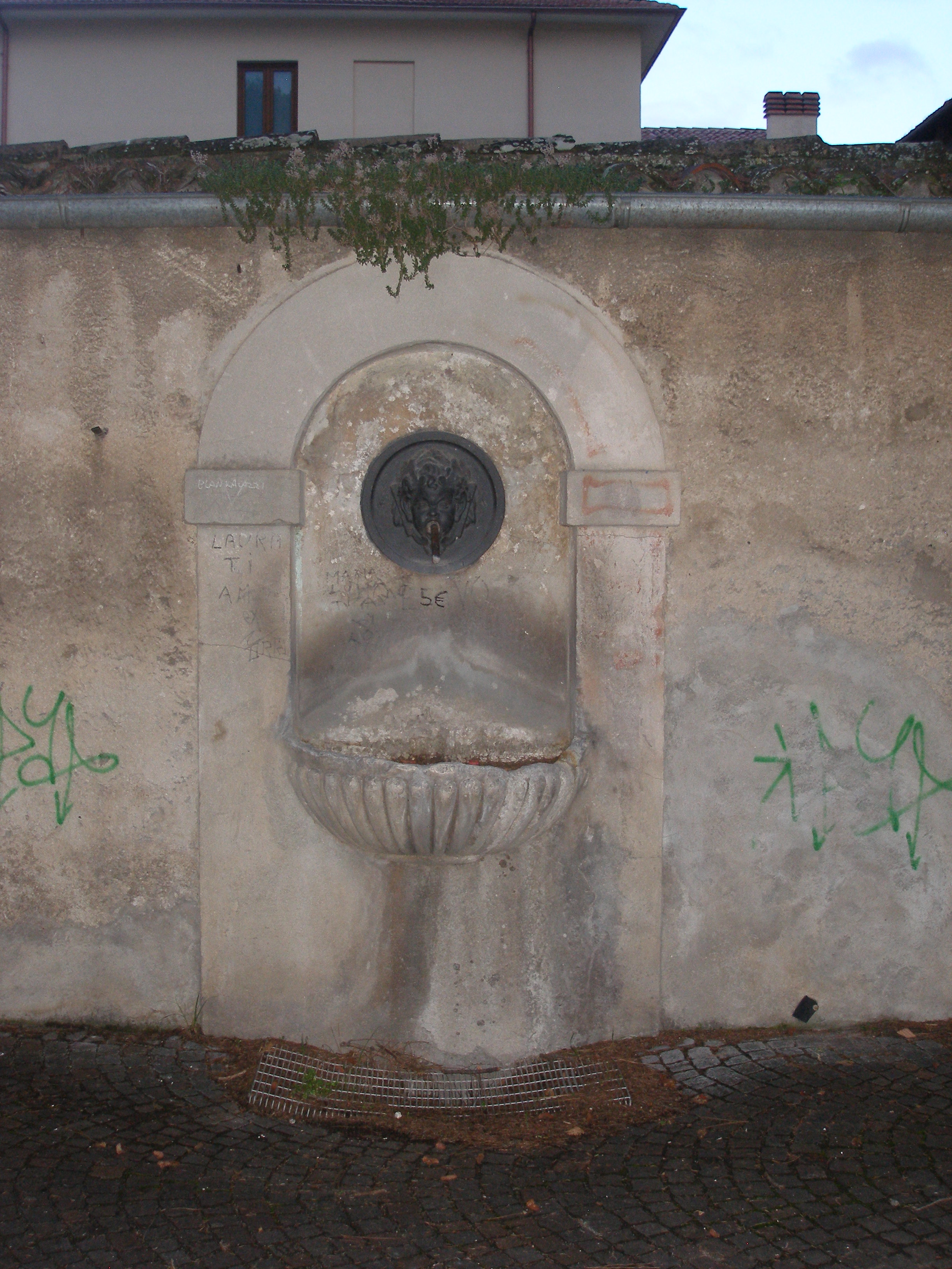 fontana a muro, opera isolata - ambito abruzzese (prima metà XX)