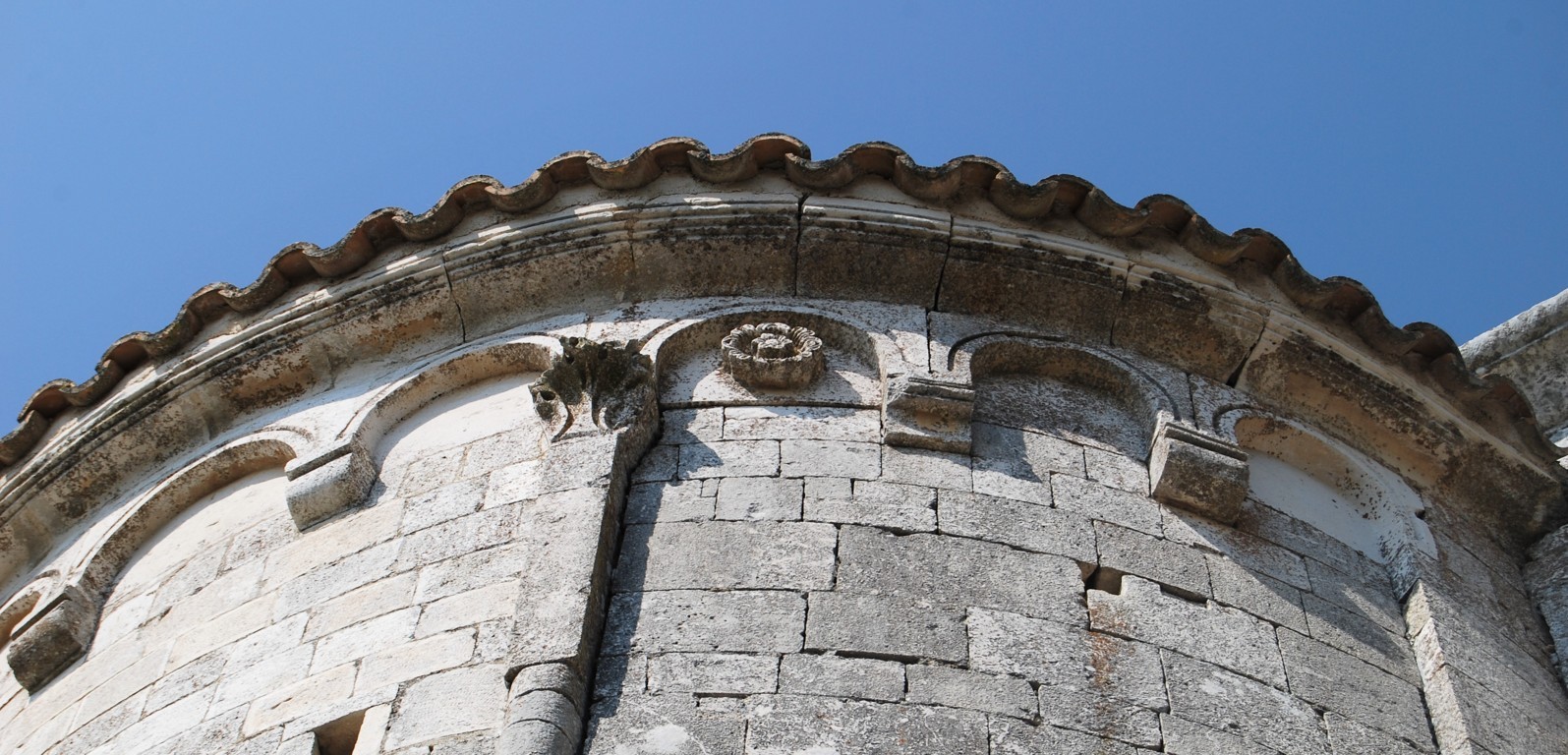 Cornice (cornice a impostazione architettonica, elemento d'insieme) - ambito abruzzese (inizio XII)