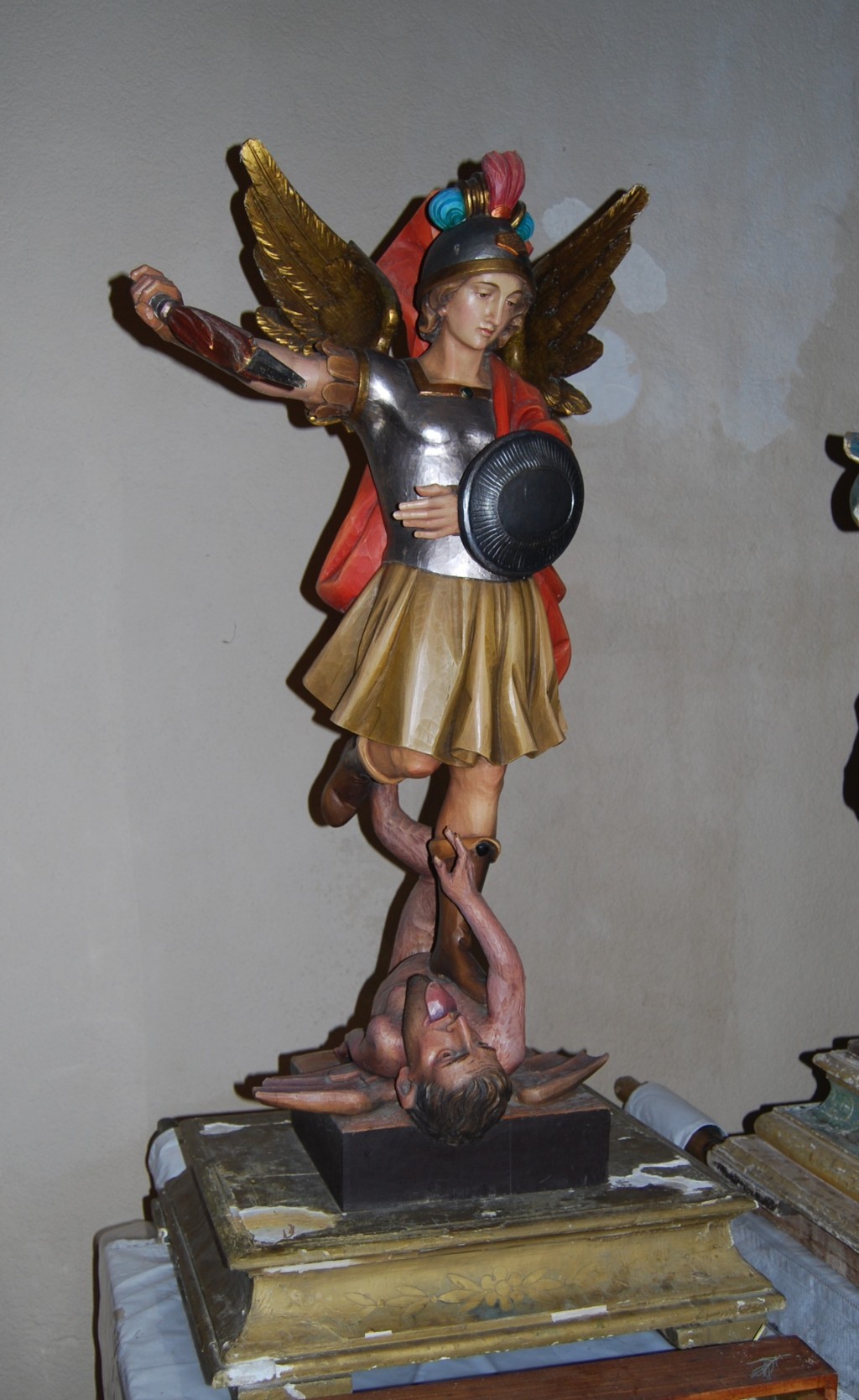 Arcangelo Michele schiaccia Satana (statua, elemento d'insieme) - ambito abruzzese (ultimo quarto XX)