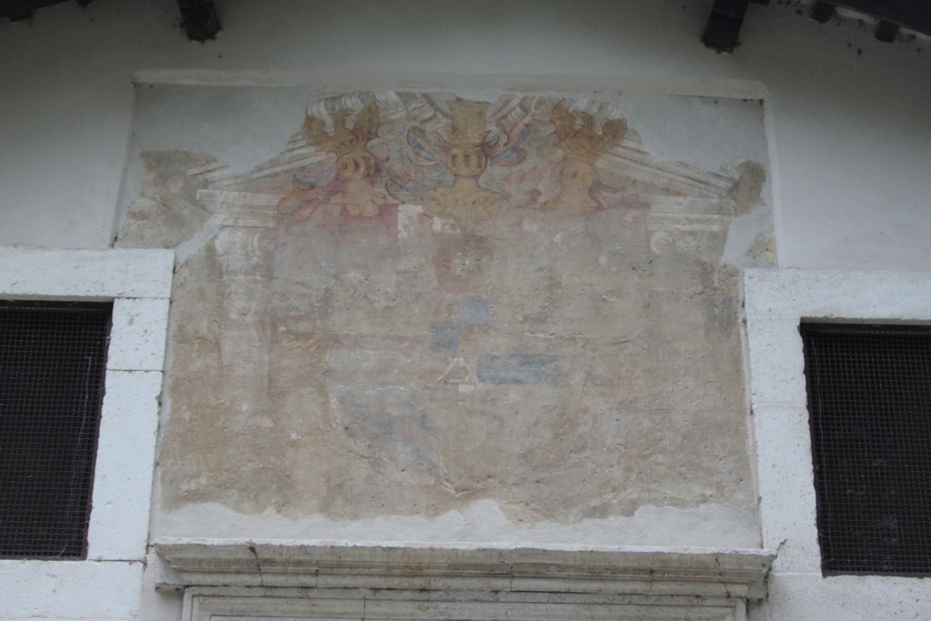 stemma araldico con architettura dipinta sullo sfondo (dipinto, opera isolata) - ambito abruzzese (XVII)