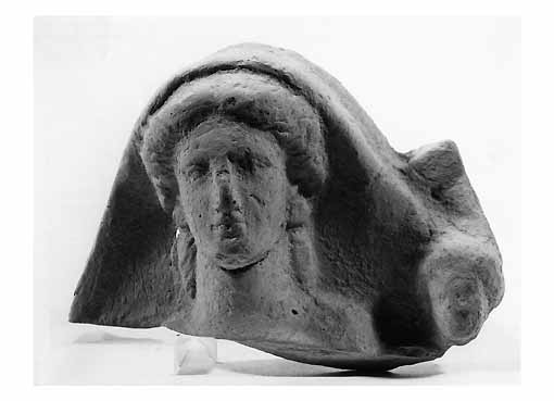 Recumbente con figura femminile (RILIEVO, Iacobone, C4 XXIII b) - produzione tarantina (seconda meta' sec. IV a.C)