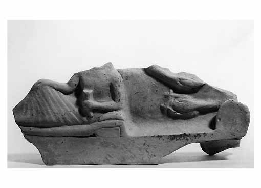 Recumbente con figura maschile (RILIEVO, Iacobone C3 I) - produzione tarantina (fine/inizio secc. VI/ V a.C)