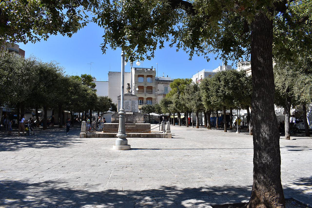 Piazza Giuseppe Garibaldi di Castellana Grotte (area di rispetto al monumento ai caduti) - Castellana Grotte (BA) 