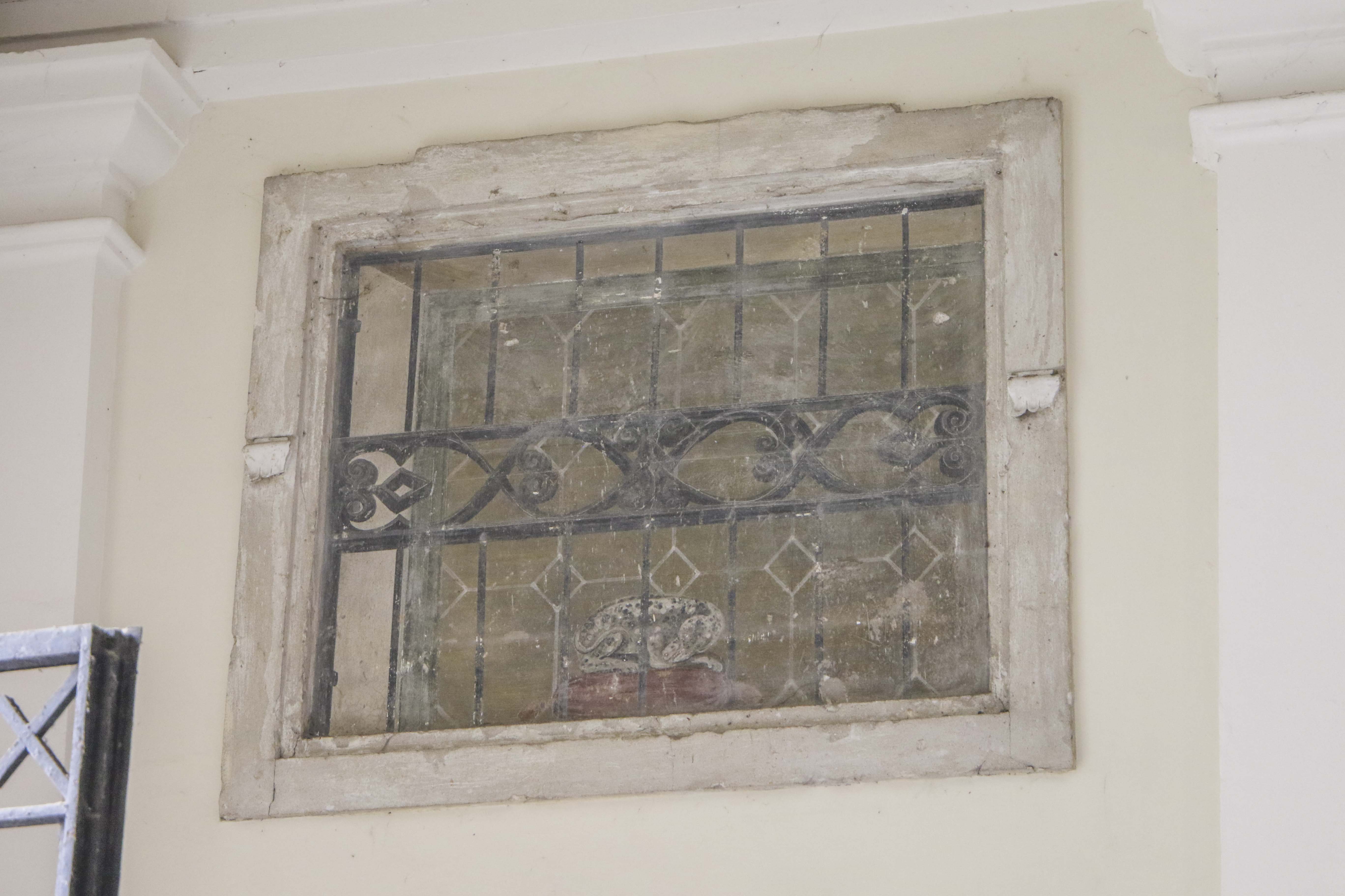 finta finestra con cane (decorazione plastico-pittorica) di Novello Giambattista (attribuito), Cedini Costantino (attribuito) (terzo quarto XVIII)