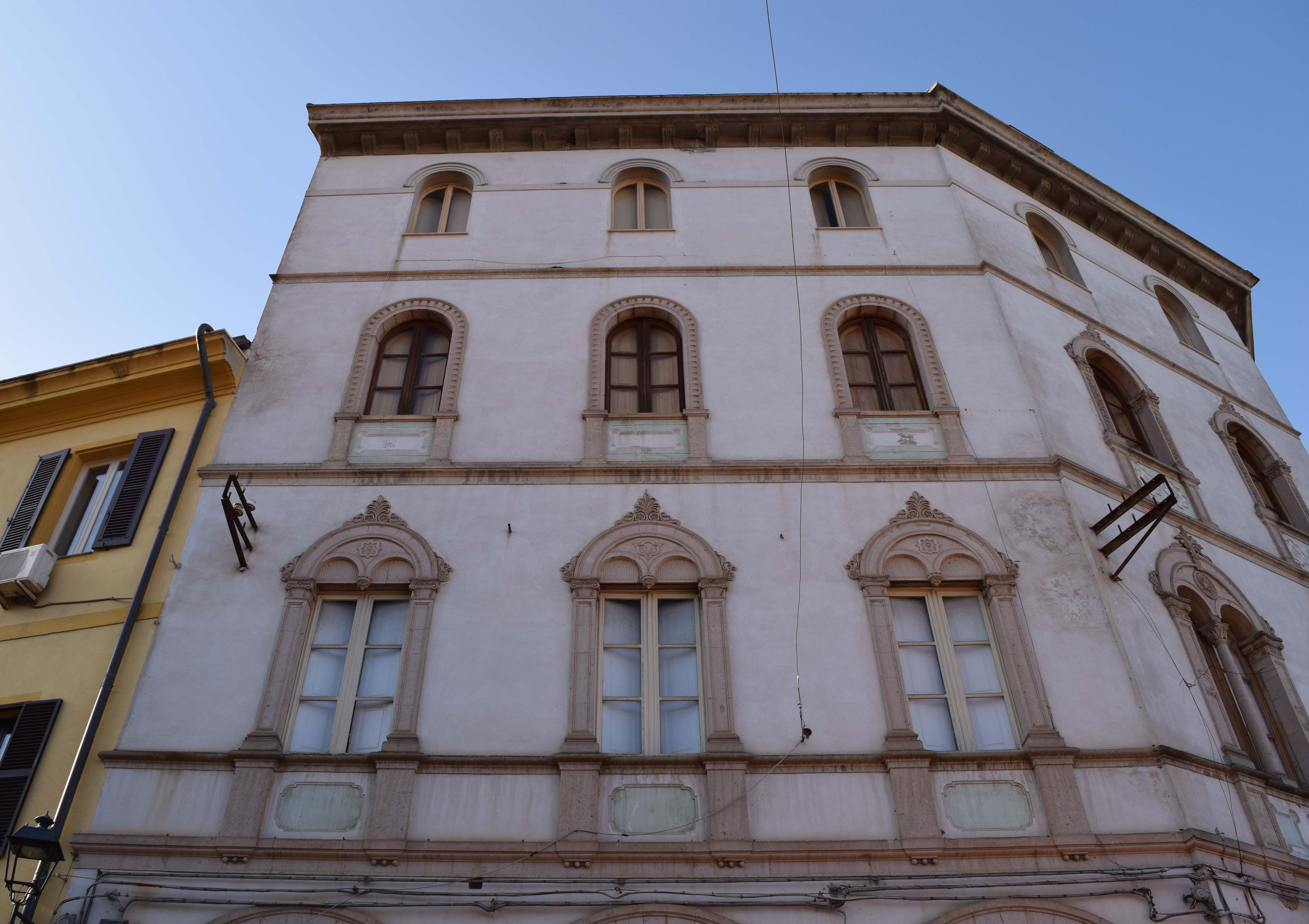 Palazzo Vigliaroni (palazzo, nobiliare) - Ozieri (SS)  <br>Condizioni d'uso: <a class='link-esterno' href='https://docs.italia.it/italia/icdp/icdp-pnd-circolazione-riuso-docs/it/v1.0-giugno-2022/testo-etichetta-BCS.html' target='_bcs'>Beni Culturali Standard (BCS)</a>