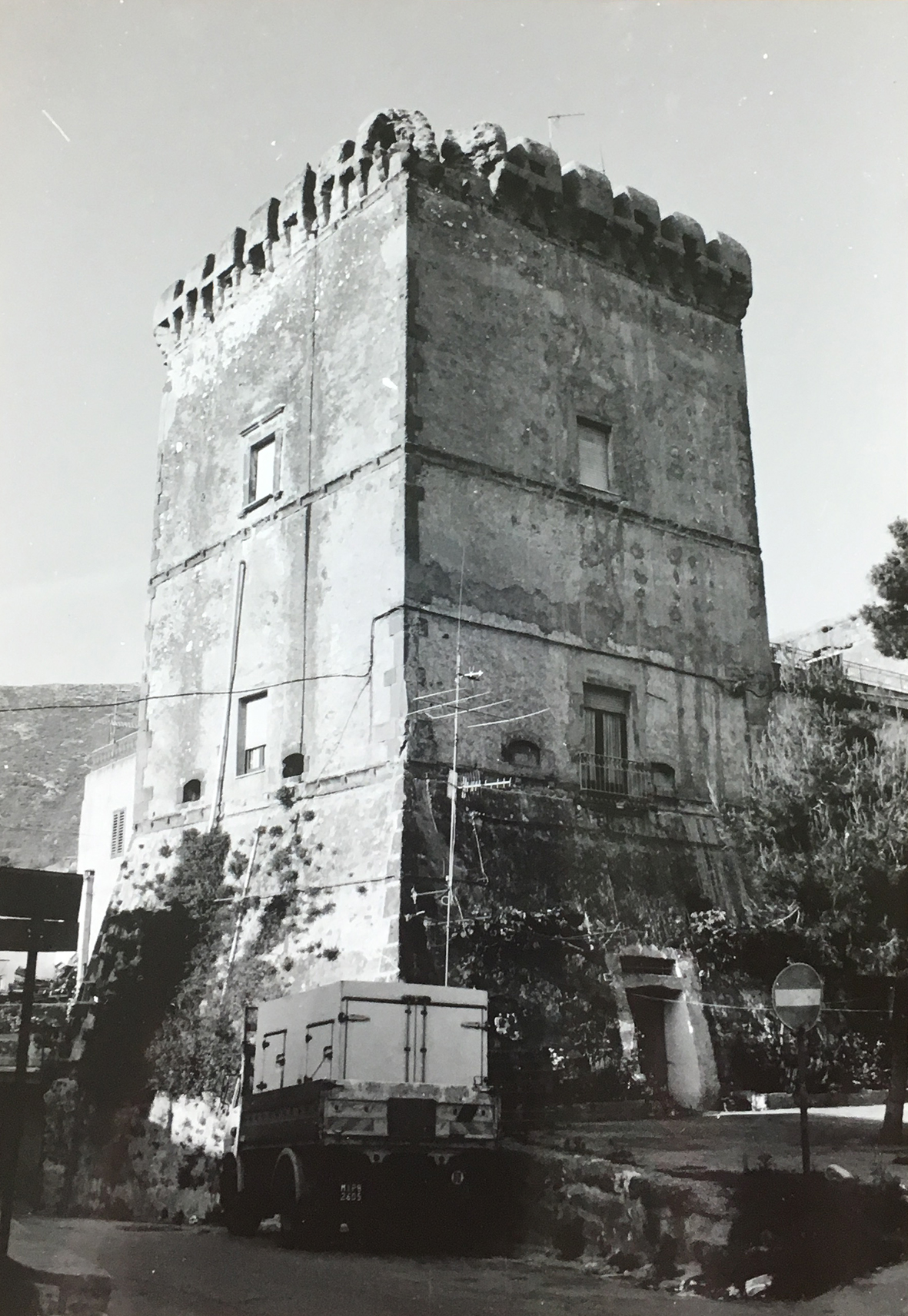 Torre del sec. XVI pertinente al Palazzo Ducale (torre, difensiva) - Mondragone (CE) 