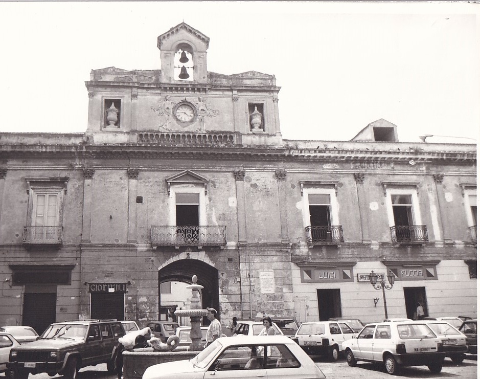 Palazzo Tartaglione e fontana antistante (palazzo, nobiliare) - Marcianise (CE)  (XVIII)