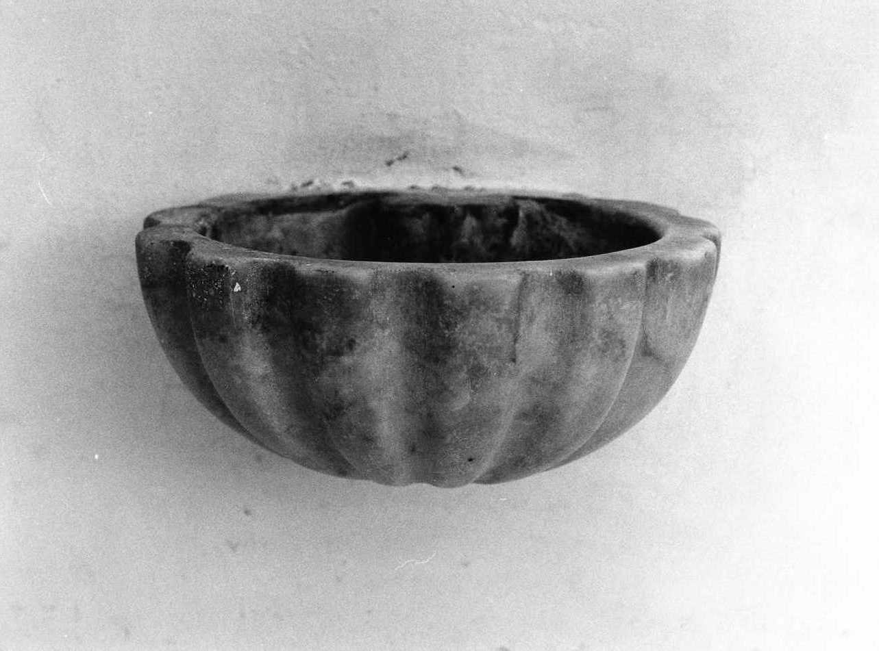 acquasantiera da parete - bottega molisana (ultimo quarto sec. XIX)