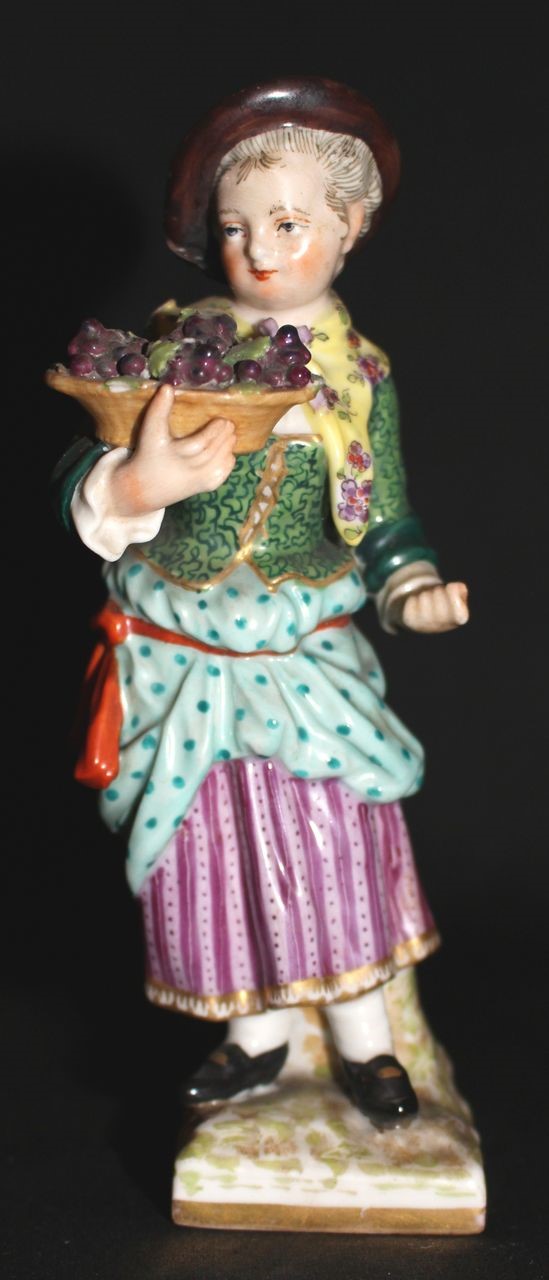 giovane donna con cesta di ciliegie in mano (statuetta) di Königliche Porzellan-Manufaktur Berlin (KPM), Berlino - manifattura di Berlino (secc. XIX-XX)