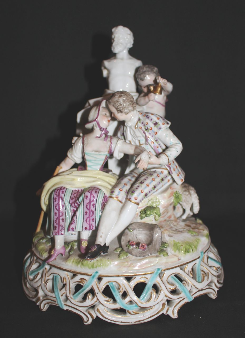 innamorati con cupido che suona la campanella (gruppo scultoreo) di Porzellan-Manufaktur Meissen - manifattura di Meissen (sec. XVIII)