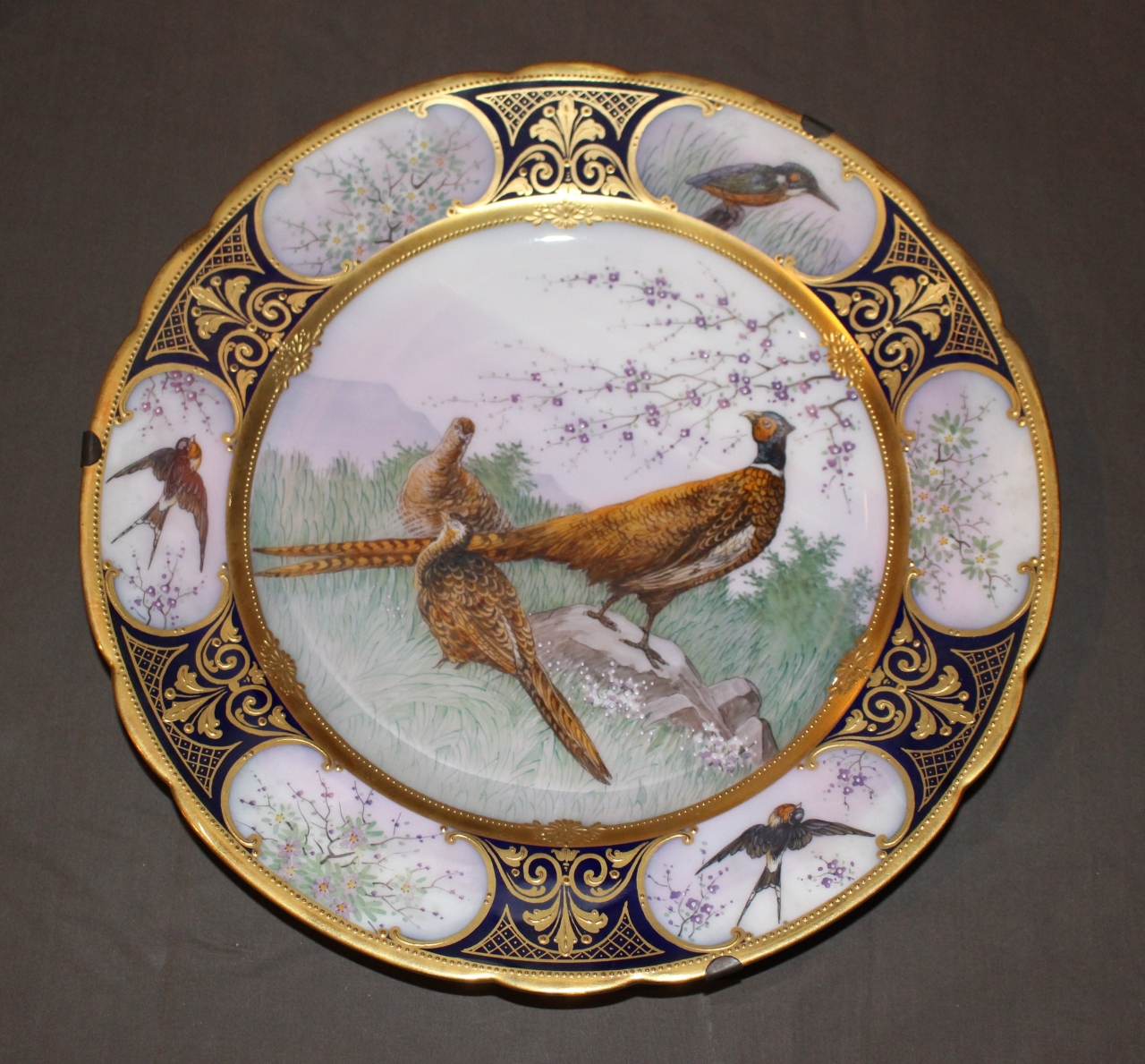 fagiani in un paesaggio montano (piatto) di Ander Richard - manifattura di Dresda (secc. XIX-XX)