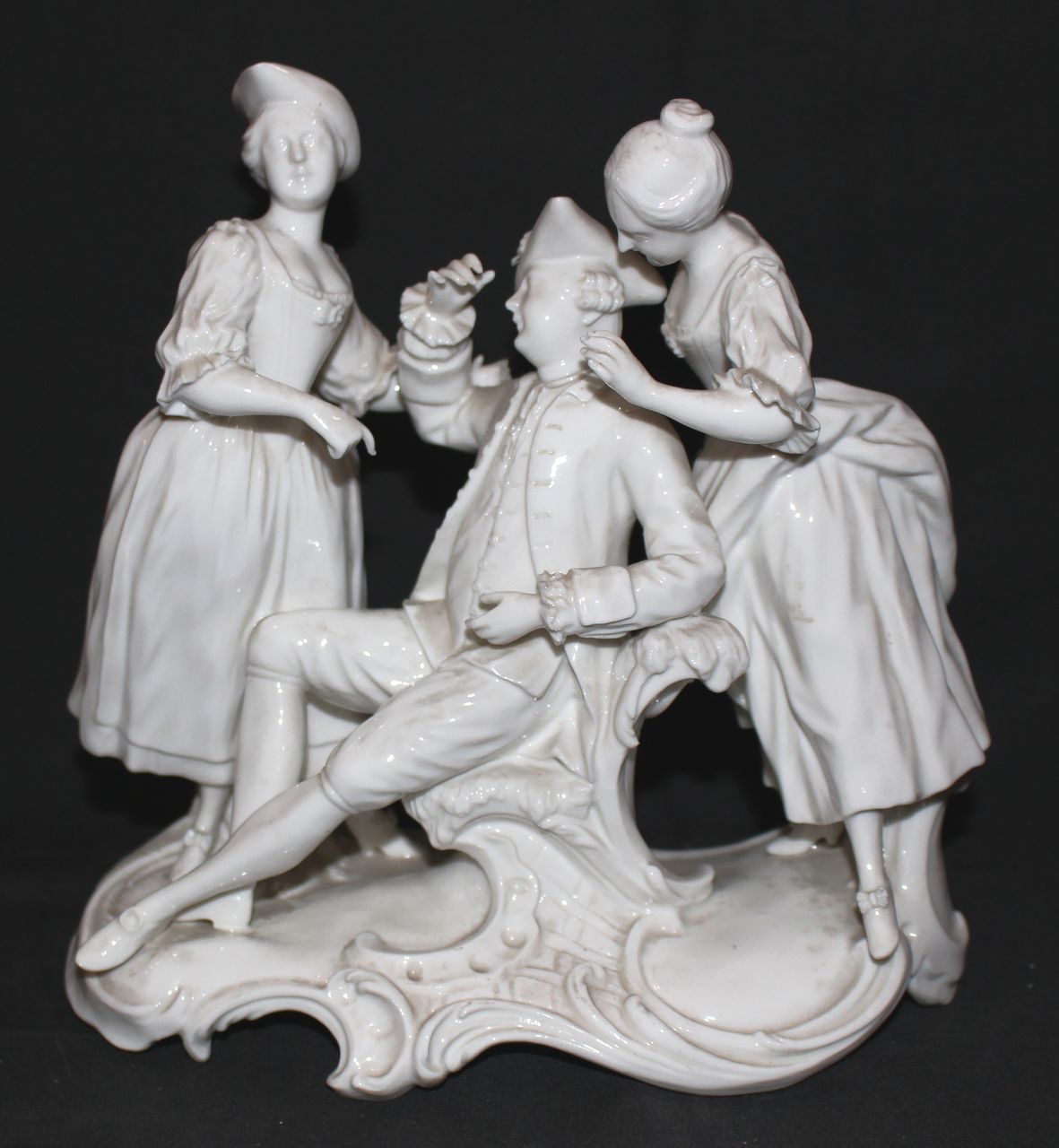 due giovani donne in dialogo con un gentiluomo seduto (gruppo scultoreo) di Fasold & Stauch, Bock-Wallendorf, Lichte (Turingia) - manifattura turingia (sec. XX)