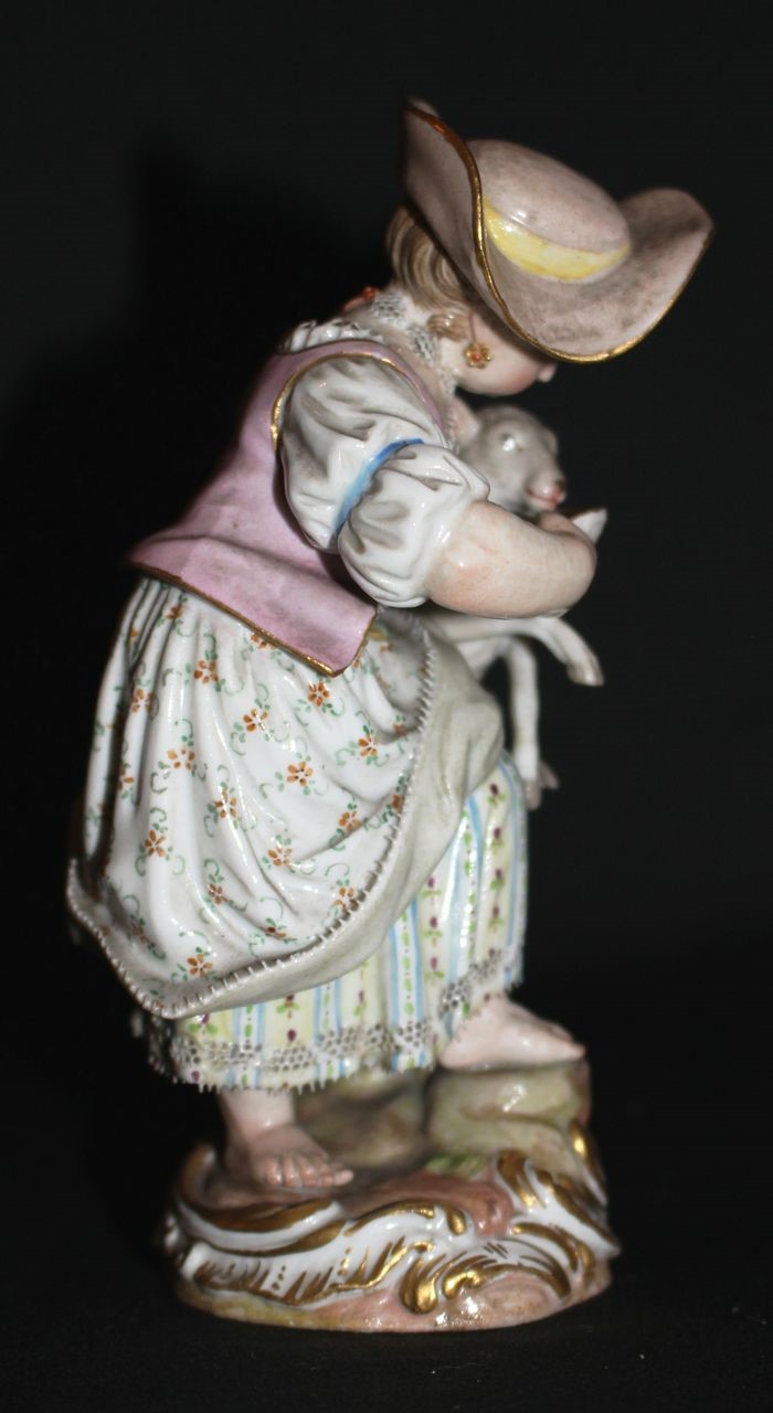 fanciulla che nutre un agnello (statuetta) di Porzellan-Manufaktur Meissen - manifattura di Meissen (secc. XIX-XX)