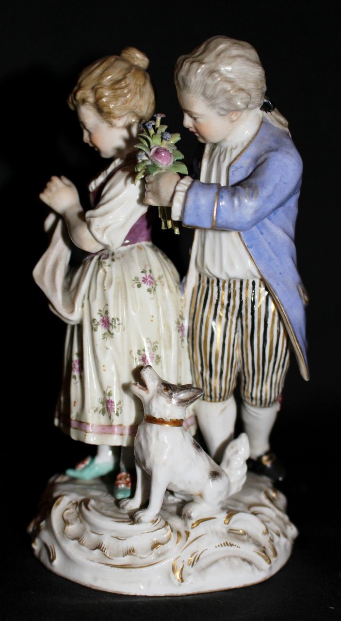 uomo che offre fiori a una donna con la compiacenza del cane (gruppo scultoreo) di Porzellan-Manufaktur Meissen - manifattura di Meissen (secc. XIX-XX)