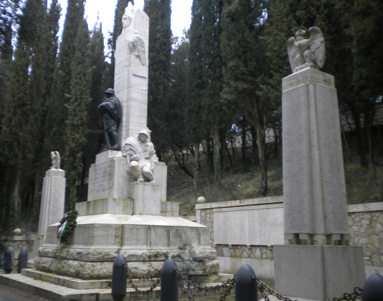 allegoria della Patria, allegoria della Vittoria come aquila, figura di soldato: fante, madre con bambino, contadino con fascio di spighe (monumento ai caduti - ad emiciclo) di Diano Domenico Umberto (sec. XX)