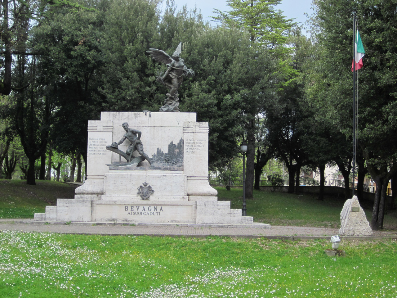 figura di soldato: fante, allegoria della Vittoria (monumento ai caduti - ad ara) di Jerace Vincenzo (sec. XX, sec. XX)