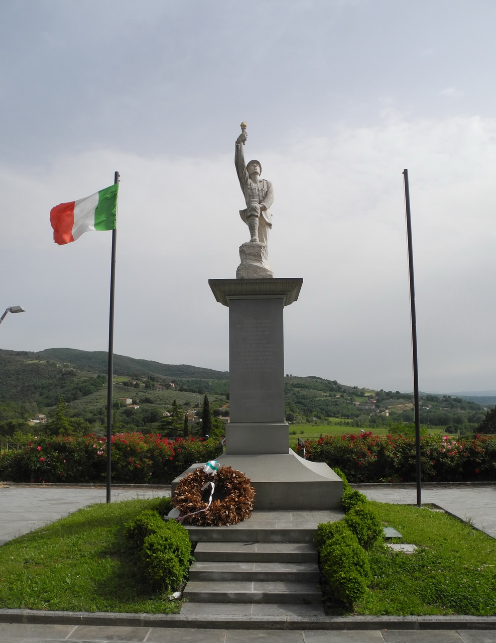 figura di soldato che porta la fiaccola (monumento ai caduti - a cippo, opera isolata) - ambito Italia centrale (sec. XX)