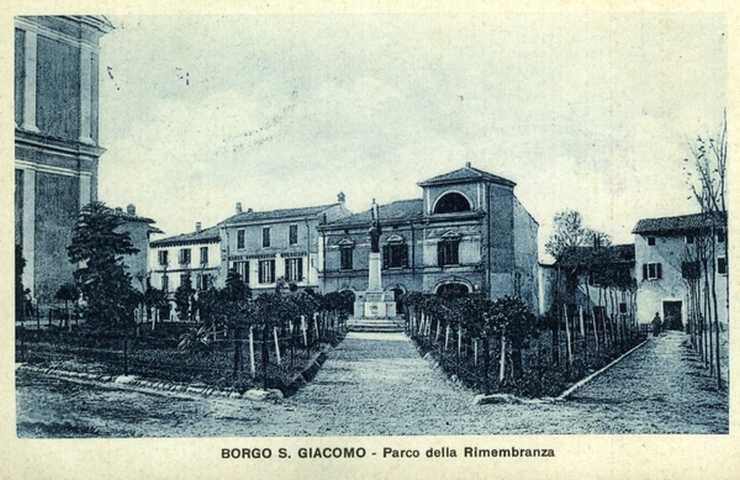 Parco della Rimembranza di Borgo San Giacomo (parco, commemorativo/ ai caduti della prima e seconda guerra mondiale) - Borgo San Giacomo (BS)  <br>Condizioni d'uso: <a class='link-esterno' href='https://docs.italia.it/italia/icdp/icdp-pnd-circolazione-riuso-docs/it/v1.0-giugno-2022/testo-etichetta-BCS.html' target='_bcs'>Beni Culturali Standard (BCS)</a>