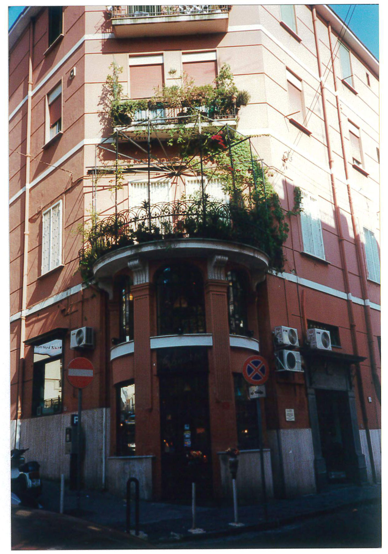 palazzo in via Antonio Pitloo, 2 (palazzo, civico) - Napoli (NA)  (XX, primo quarto)