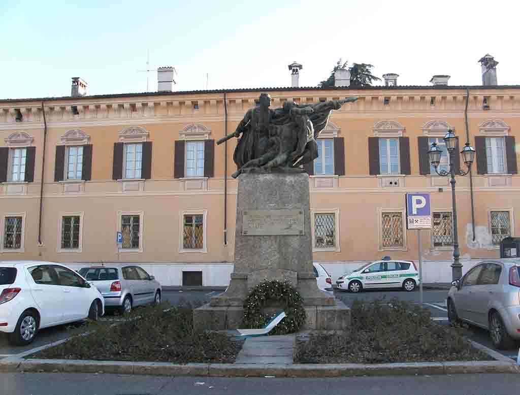 allegoria del soldato morente che porta la bandiera (monumento ai caduti - a cippo) di Strada Attilio (attribuito) (sec. XX)