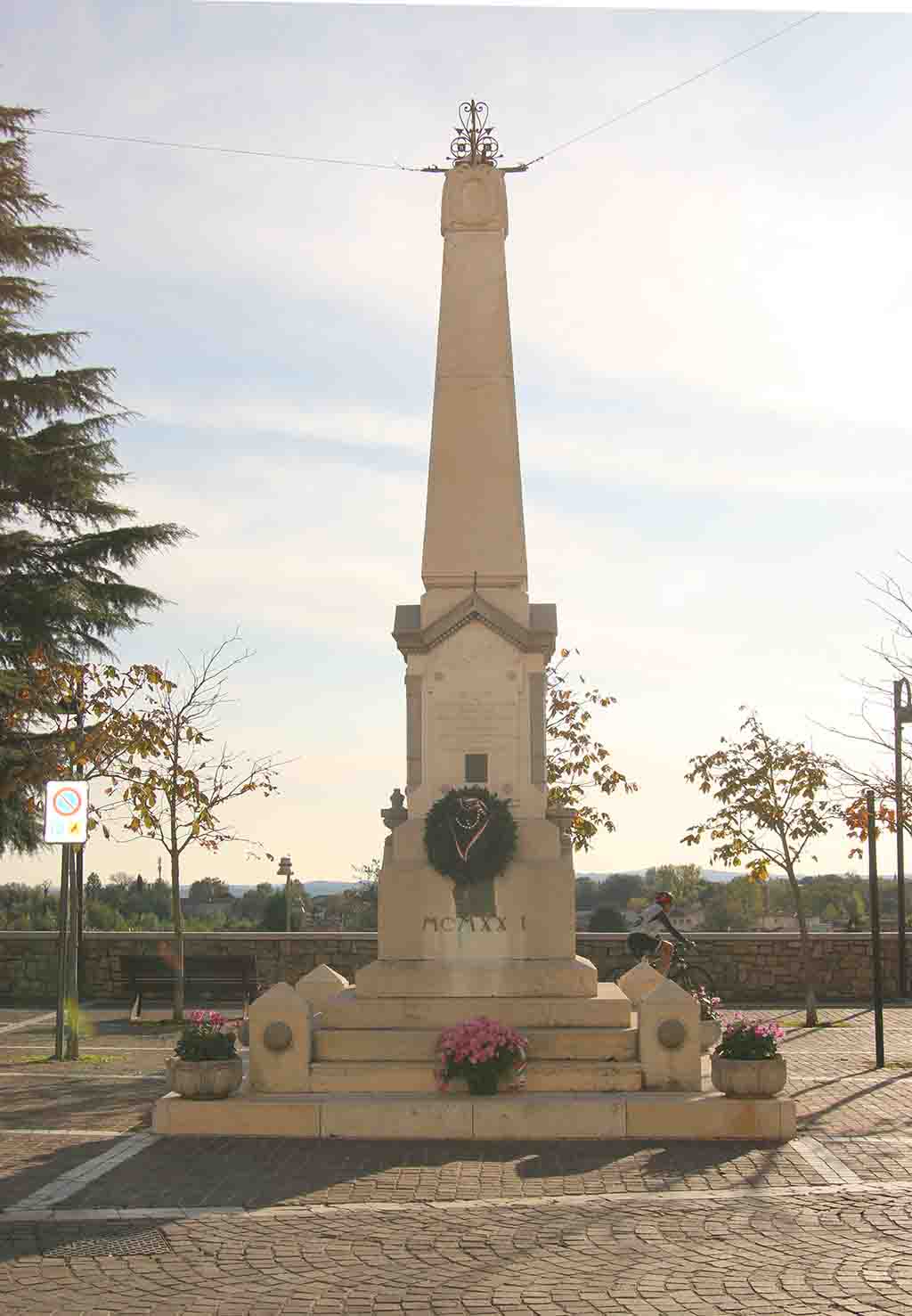monumento ai caduti - ad obelisco, opera isolata di Serri Beniamino (attribuito) (sec. XX, sec. XX)