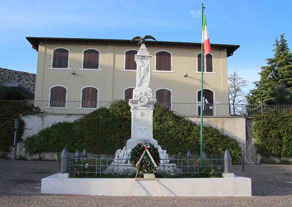 allegoria della vittoria come aquila (monumento ai caduti - ad obelisco) - ambito bresciano (sec. XX, sec. XX)