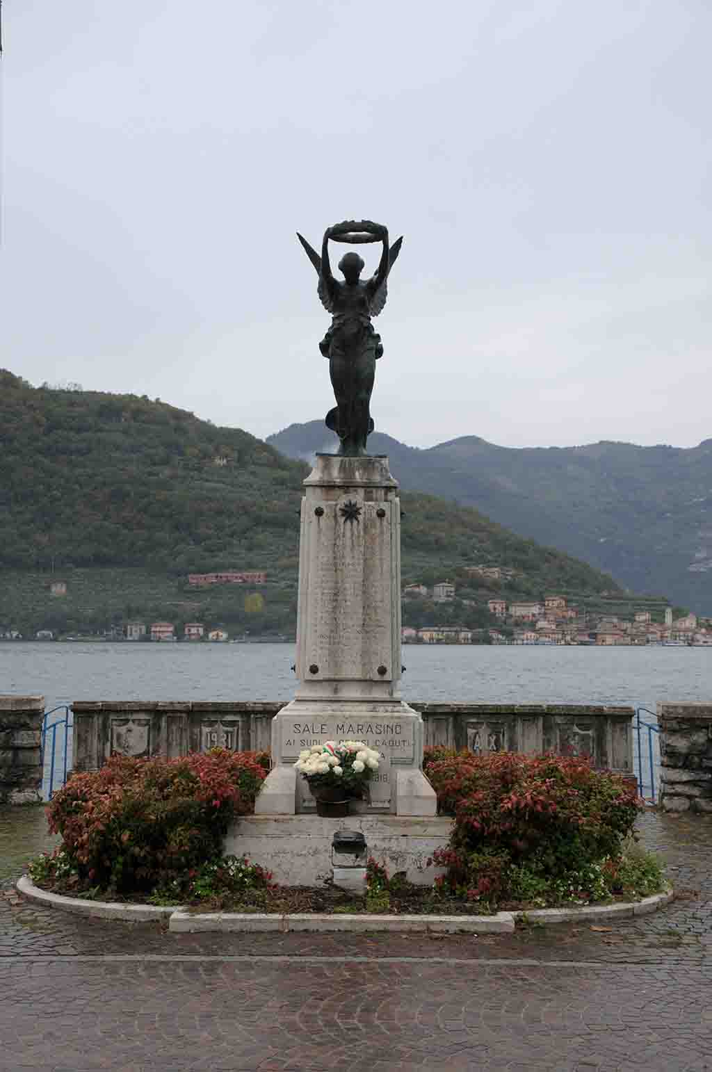 allegoria della Vittoria (monumento ai caduti - a cippo, opera isolata) di Asti Giovanni (attribuito) (sec. XX, sec. XX)
