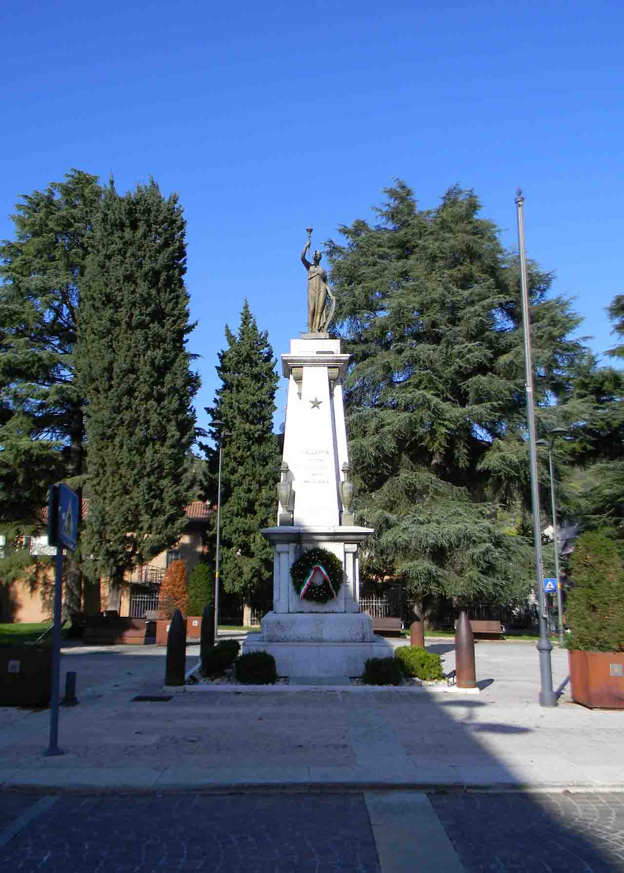 allegora della Vittoria come donna armata, Dea Minerva (monumento ai caduti - ad obelisco, opera isolata) di Trebeschi, Arnaldo (attribuito), Tempini, Giuseppe (attribuito) (sec. XX, sec. XX)