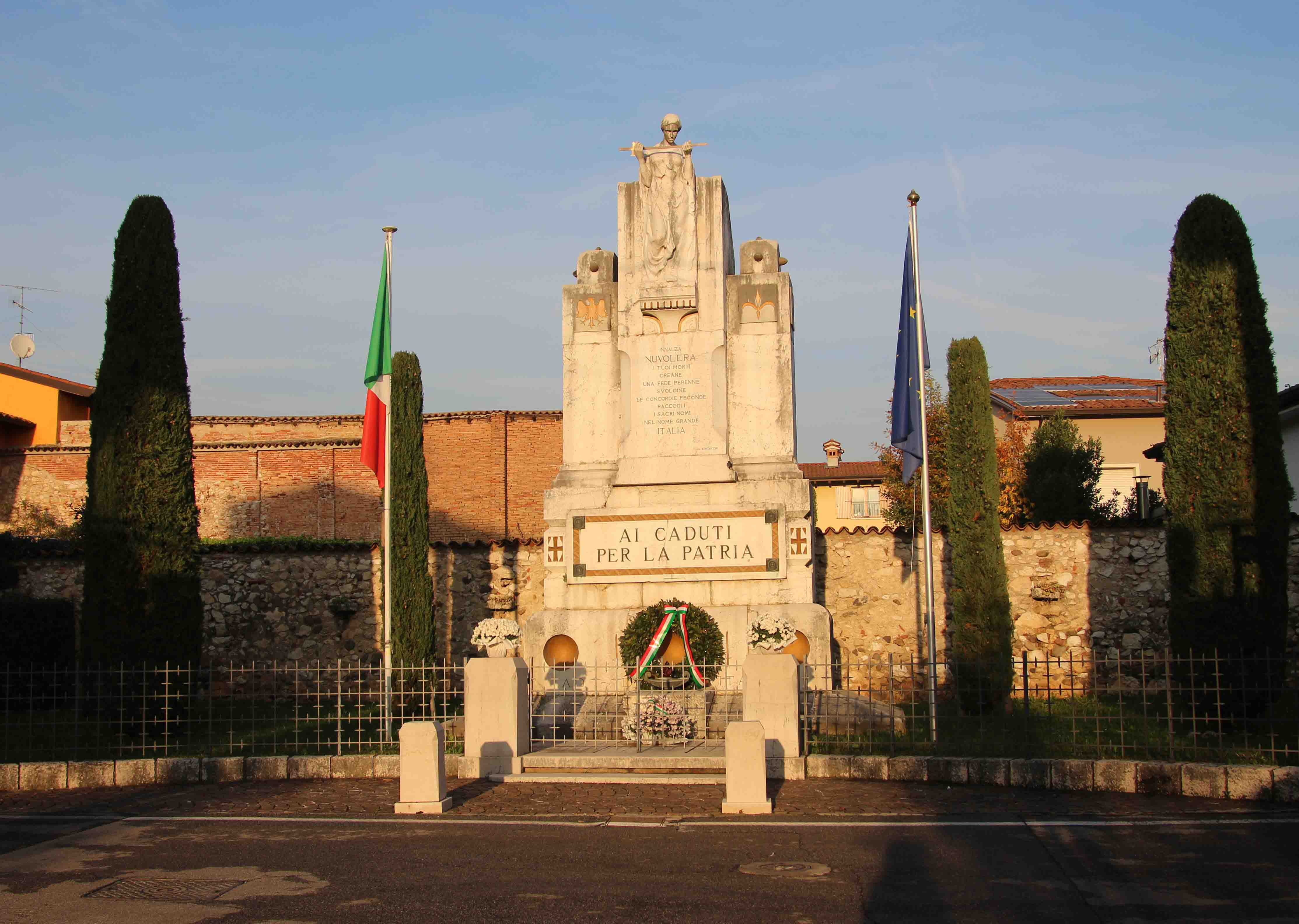 allegoria della Patria (monumento ai caduti - a stele) di Albertini, Angelo (attribuito) (sec. XX)