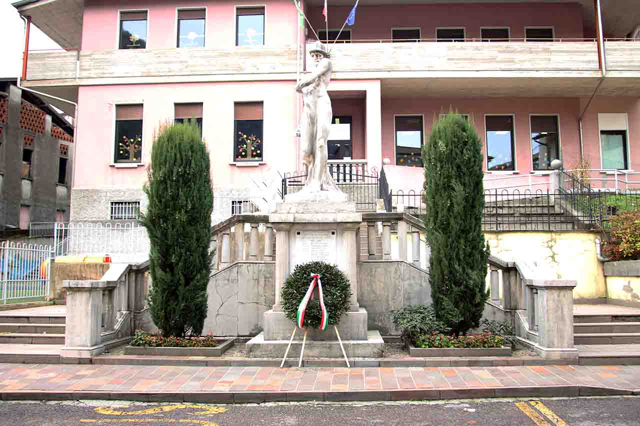 allegoria del soldato come eroe antico (monumento ai caduti - a cippo, opera isolata) di Cloza Nino (attribuito) (sec. XX, sec. XX)
